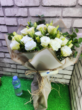 Beyaz Lisyantus buketi